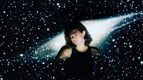 Fiatal nő a csillagos égen