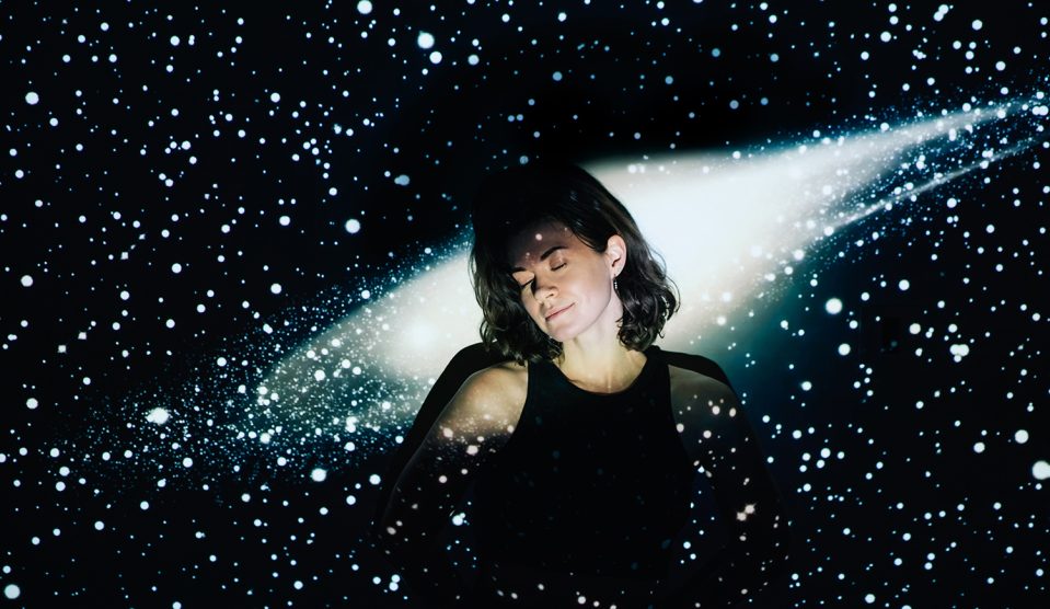 Fiatal nő a csillagos égen