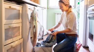 farmert mos a mosógépben egy nő