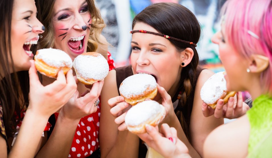 Farsangi fánkot esznek boldog lányok