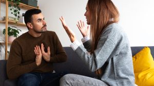 Egy pár nmagyon veszekszik