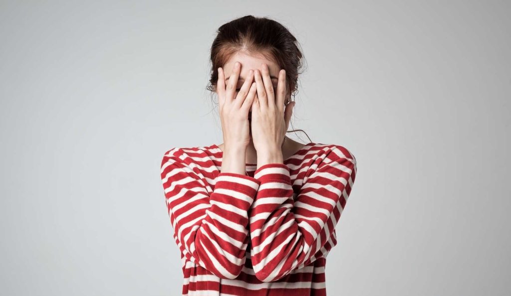 nő kezét az arca el teszi