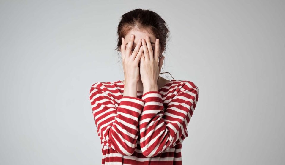 nő kezét az arca el teszi