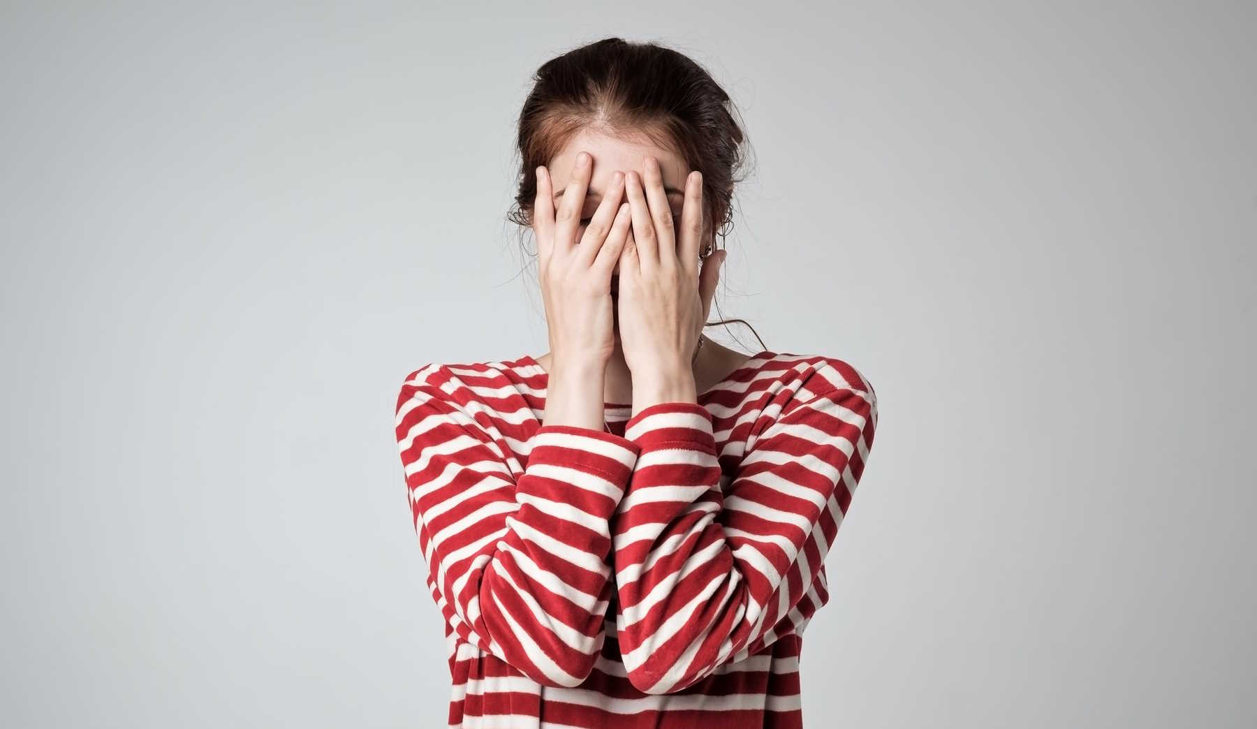 nő kezét az arca el teszi