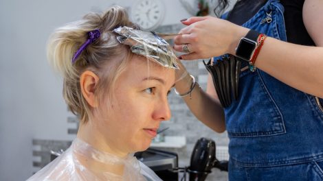 Egy nő ül a fodrásznál