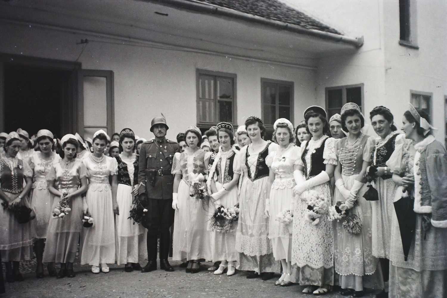 Katonák és asszonyok