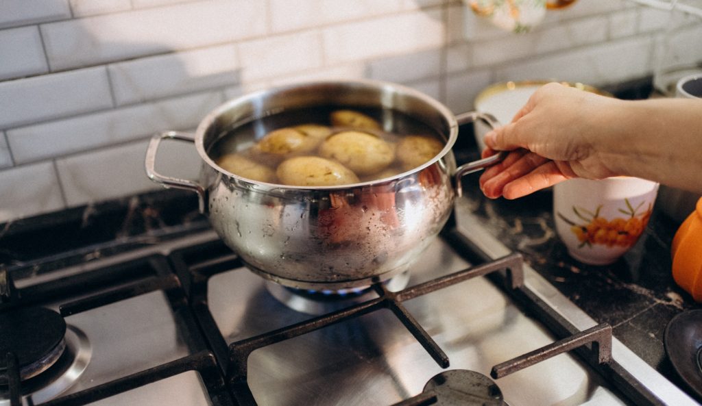 krumpli fő hajában lábosban