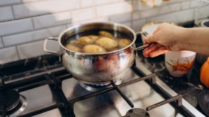 krumpli fő hajában lábosban