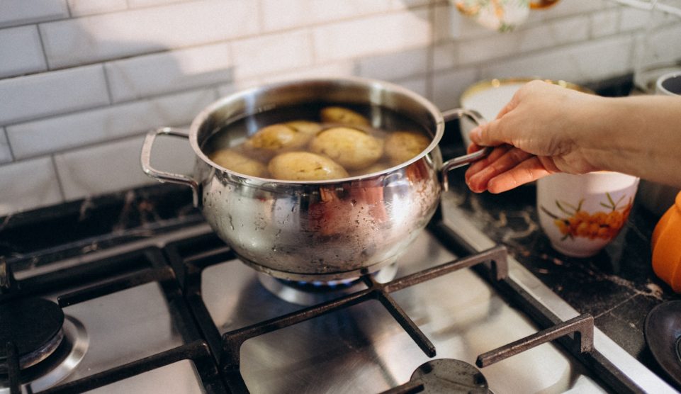 krumpli fő hajában lábosban