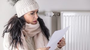 Egy nő meglepődött a fűtésszámlán