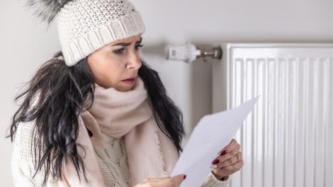 Egy nő meglepődött a fűtésszámlán
