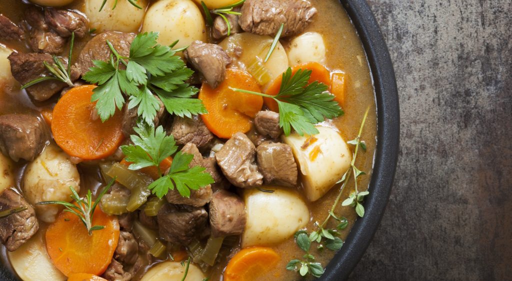 gulyásleves tányérban