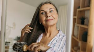 gyönyörű idős nő fésülködik