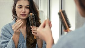 Egy lánynak hullik a haja