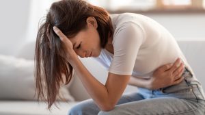 Egy nőnek fáj a hasa