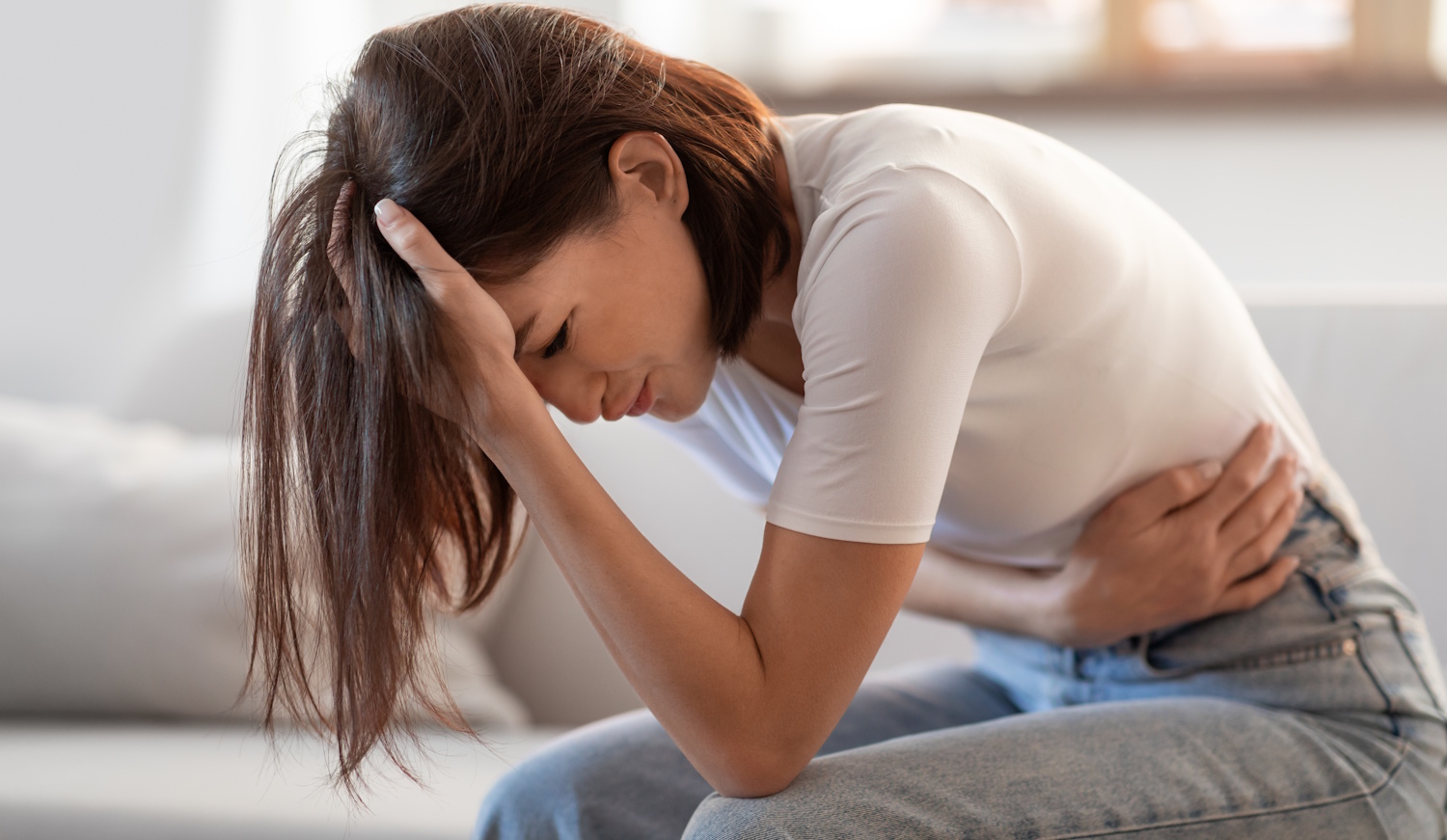 Egy nőnek fáj a hasa