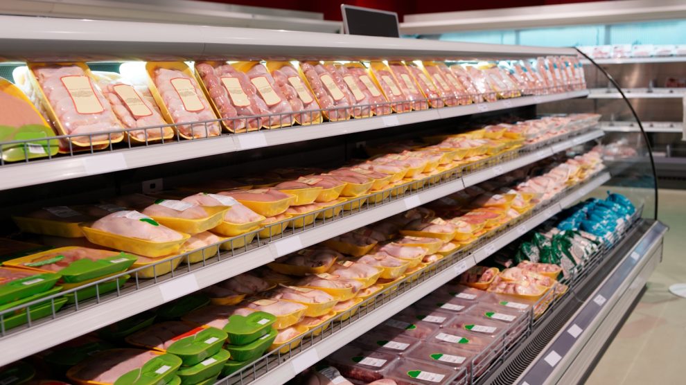 csirkehús csomagolva a hentespultban