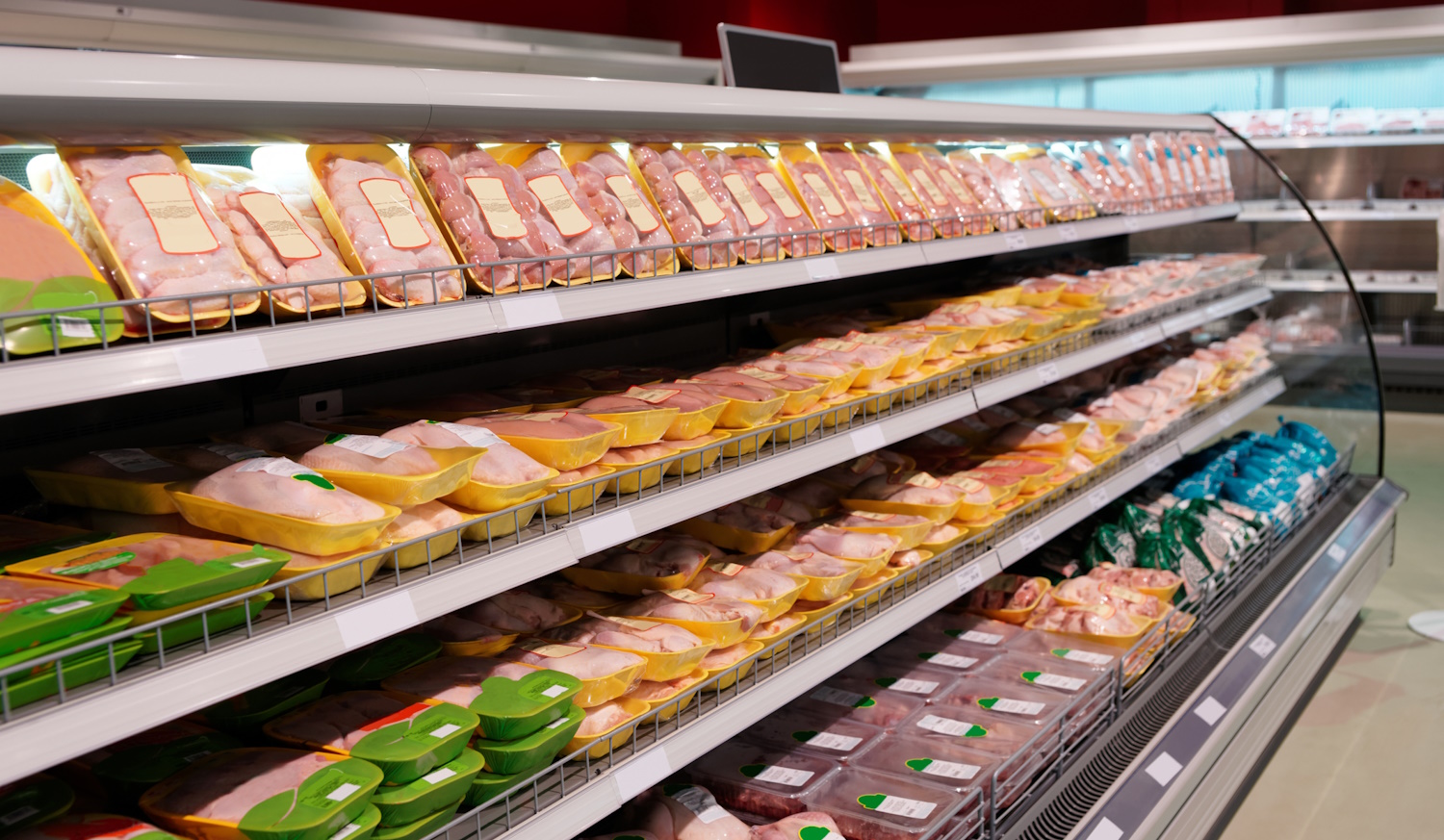 csirkehús csomagolva a hentespultban