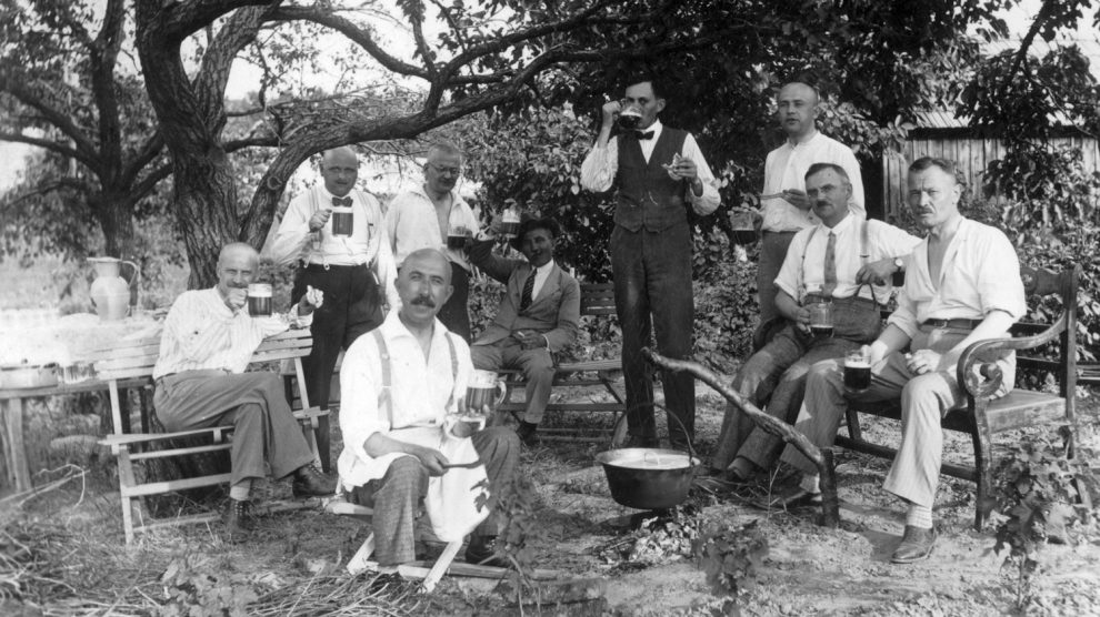 régi parasztok bográcsban főznek fekete fehér