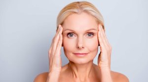 nő nézi magát a tükörben