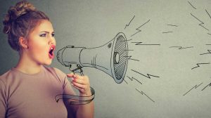 nő rajzolt hangosbemondóba kiabál