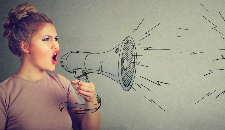 nő rajzolt hangosbemondóba kiabál