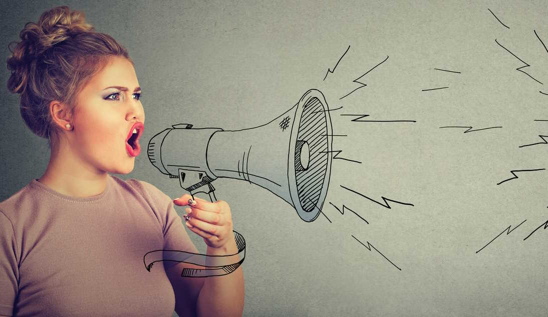 nő rajzolt hangosbemondóba kiabál