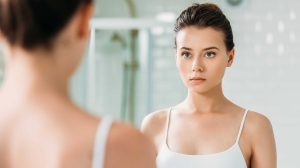 nő nézi magát a tükörben