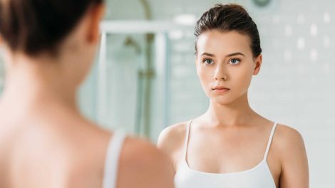 nő nézi magát a tükörben