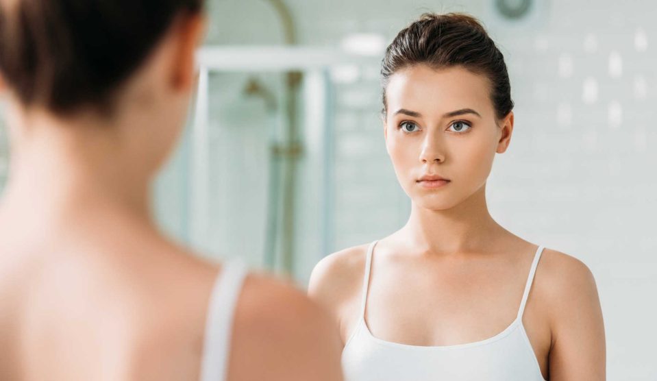 nő nézi magát a tükörben