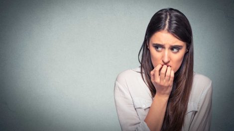 nő idegességében rágja a körmét