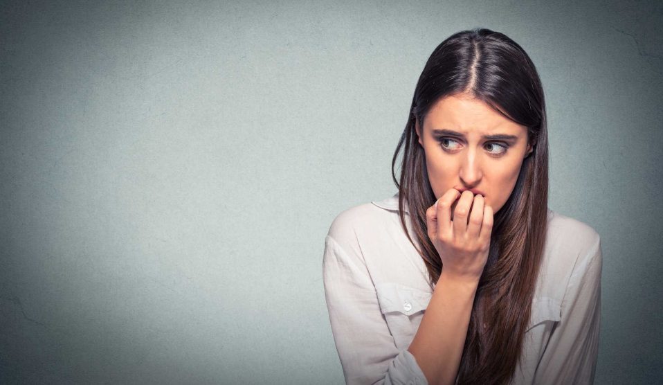 nő idegességében rágja a körmét