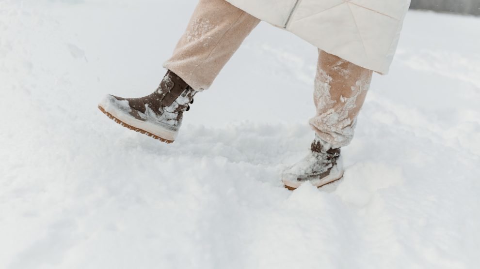 hótaposóban lány a hóban