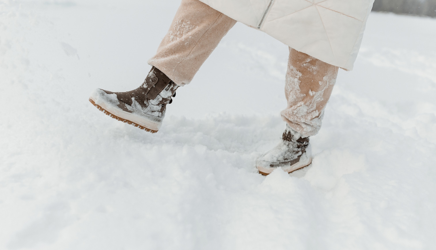 hótaposóban lány a hóban