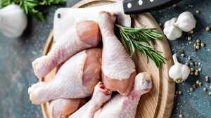 Nyers hús a vágódeszkán