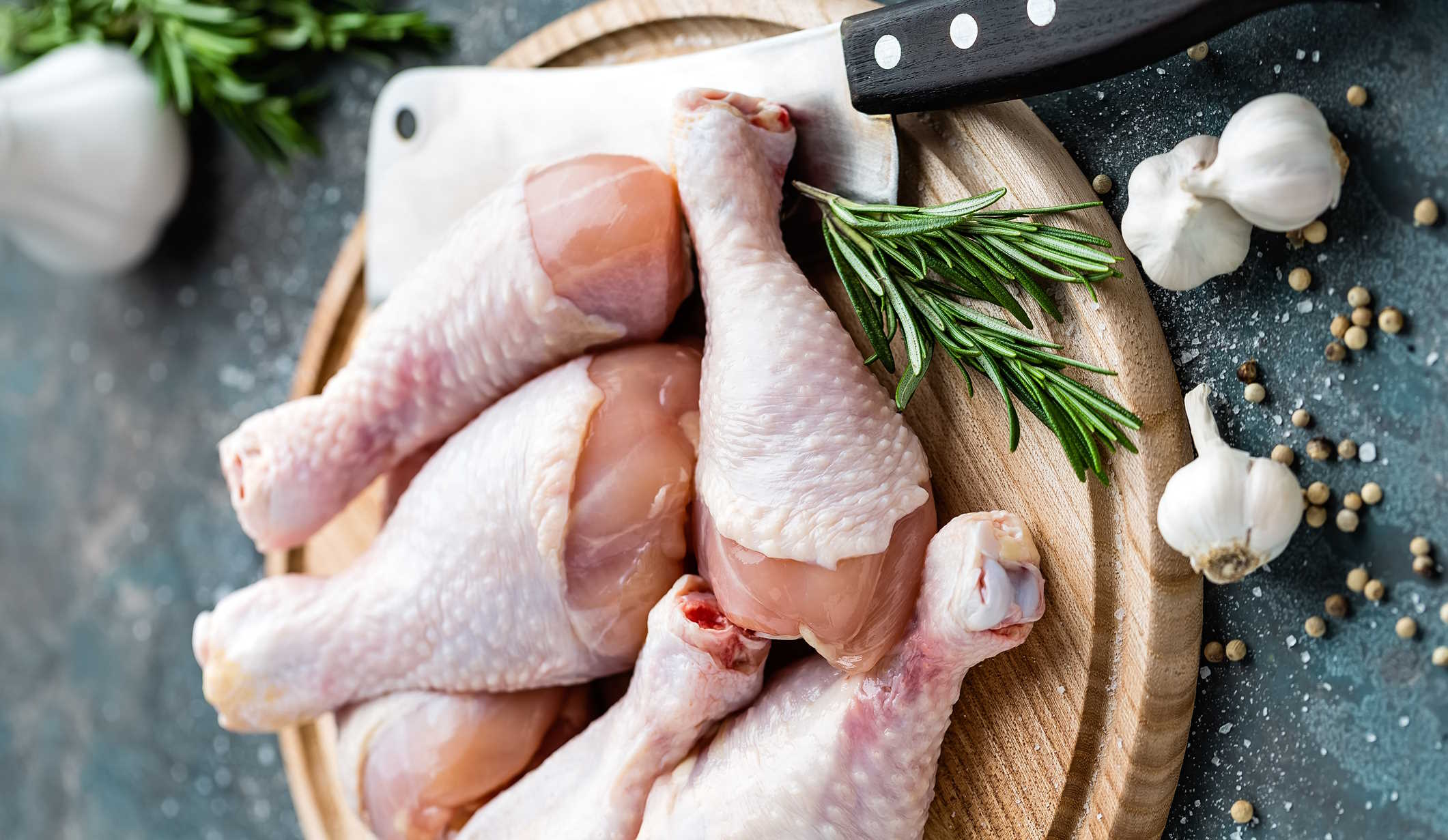 Nyers hús a vágódeszkán