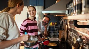 Tini lányard a szüleivel együtt főz a konyhában