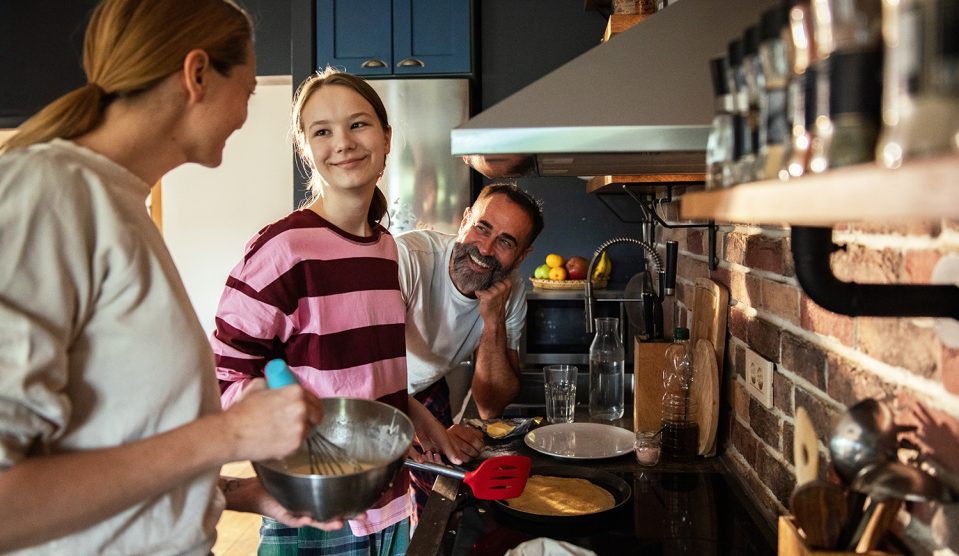 Tini lányard a szüleivel együtt főz a konyhában
