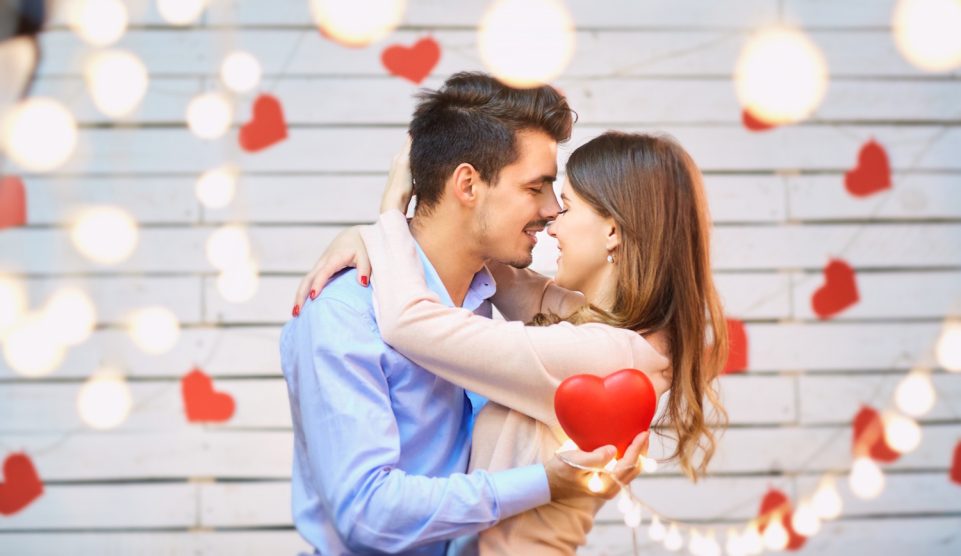 Szerelmes pár boldogan ölelkezik