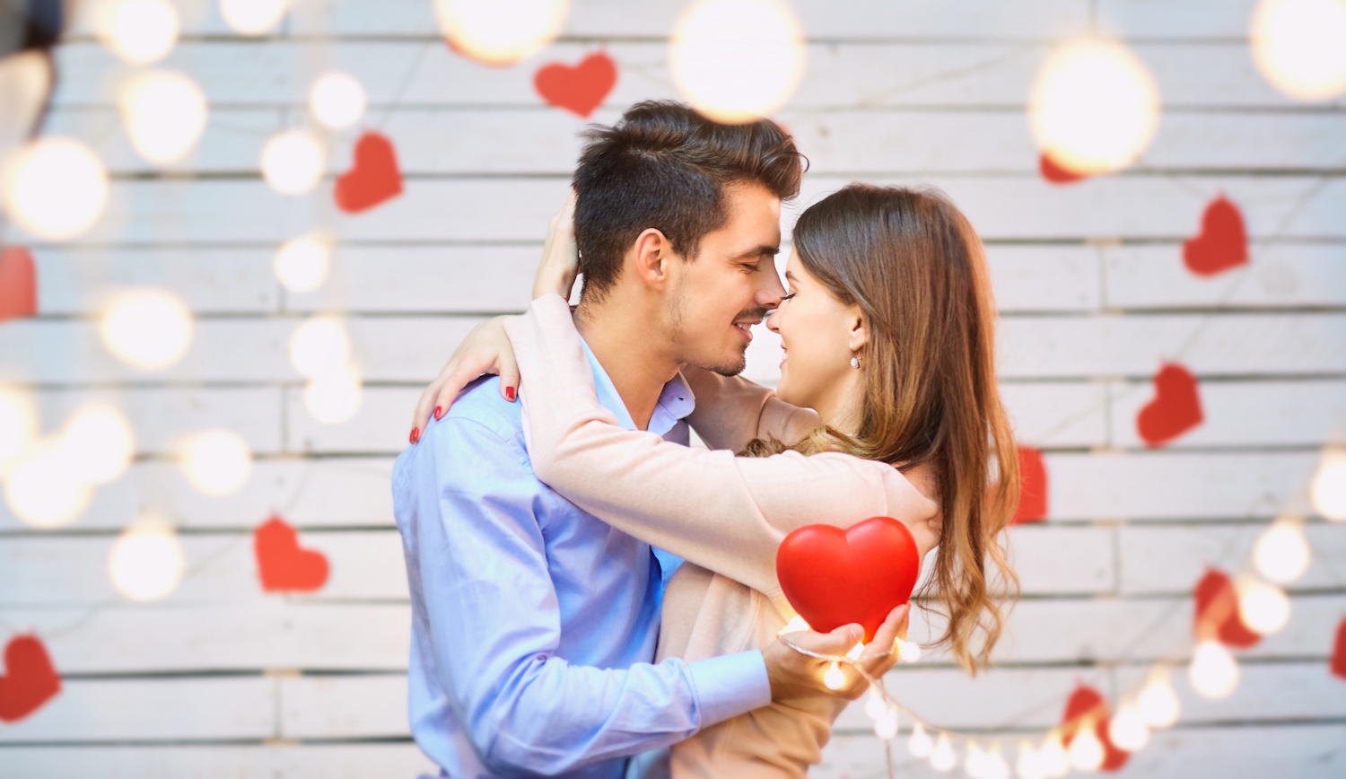 Szerelmes pár boldogan ölelkezik