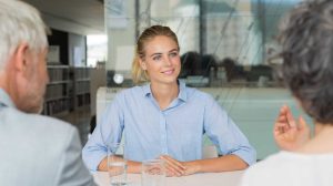 nő ül és mosolyog a szüleivel szemben