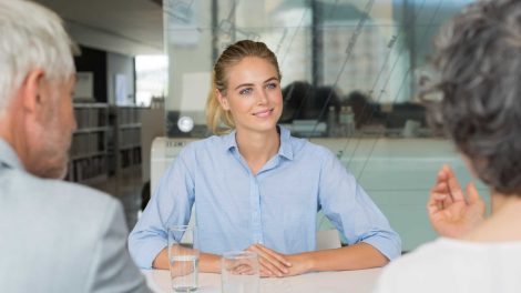 nő ül és mosolyog a szüleivel szemben