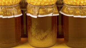 kikristályosodott méz üvegben