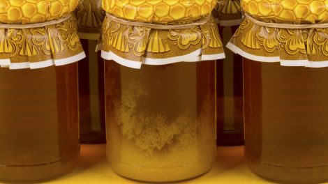 kikristályosodott méz üvegben