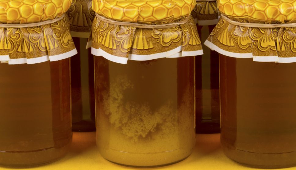 kikristályosodott méz üvegben