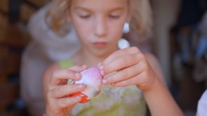 kinder tojást bont fel egy kislány