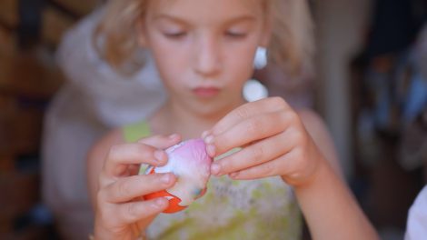 kinder tojást bont fel egy kislány