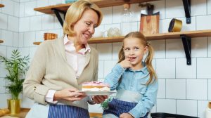 nagymama sütit süt az unokájával a konyhában