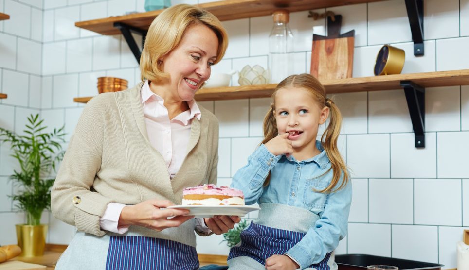 nagymama sütit süt az unokájával a konyhában