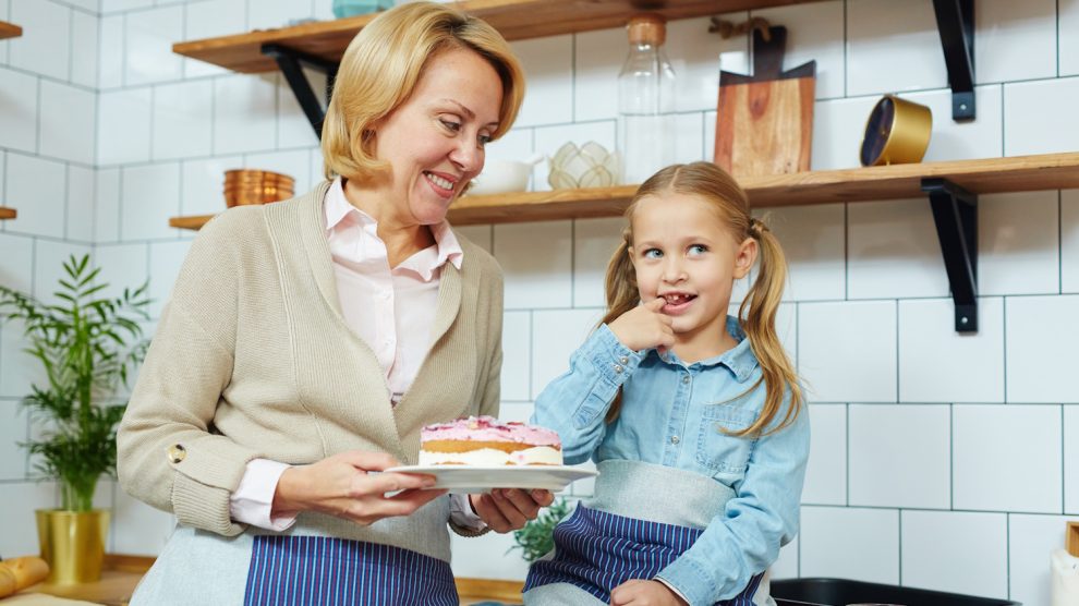 nagymama sütit süt az unokájával a konyhában